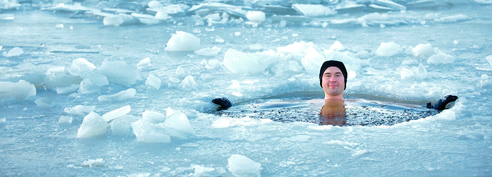 Купается лед. Человек по пояс в ледяной воде. Искупался в воде ледяной песня. Swimming in Cold Water. Лед купание фото.